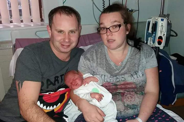 Đau bụng nghi do nhiễm trùng thận, cô gái trẻ bất ngờ... đẻ ngay trên ghế sofa - 4