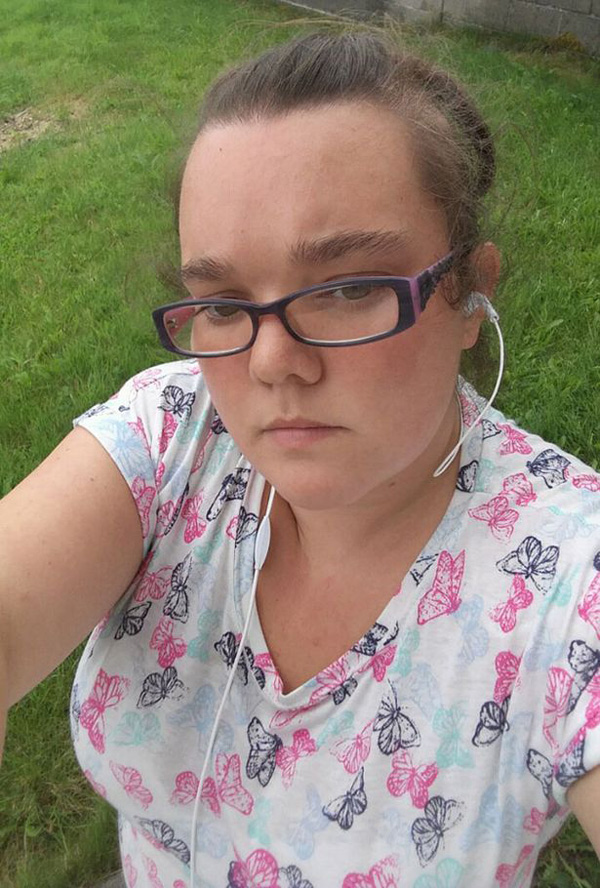 Đau bụng nghi do nhiễm trùng thận, cô gái trẻ bất ngờ... đẻ ngay trên ghế sofa - 1