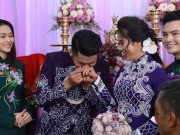 Làng sao - Chồng trẻ âu yếm hôn tay Lê Phương trong lễ rước dâu