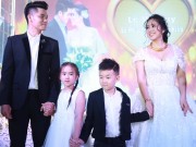Làng sao - Lê Phương nắm tay con trai và say đắm nhìn chồng trên sân khấu tiệc cưới
