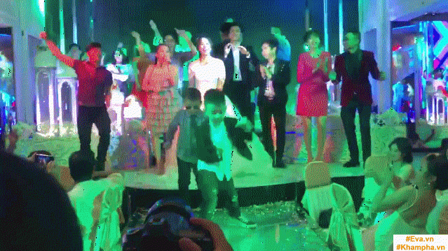 Con trai Lê Phương amp;#34;quẩy máu lửaamp;#34; trong đám cưới của mẹ và cha dượng - 1