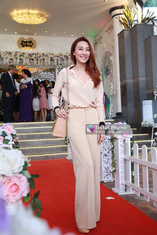 Ngân Khánh đẹp ngọt ngào, bất ngờ từ Singapore về dự đám cưới Lê Phương - 1