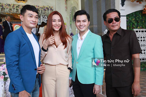 Ngân Khánh đẹp ngọt ngào, bất ngờ từ Singapore về dự đám cưới Lê Phương - 3