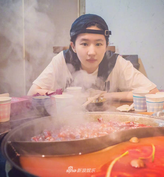 Ngôi sao 24/7: Phim ra mắt thất bại, Lưu Diệc Phi vẫn vô tư để mặt mộc đi ăn nhà hàng - 1