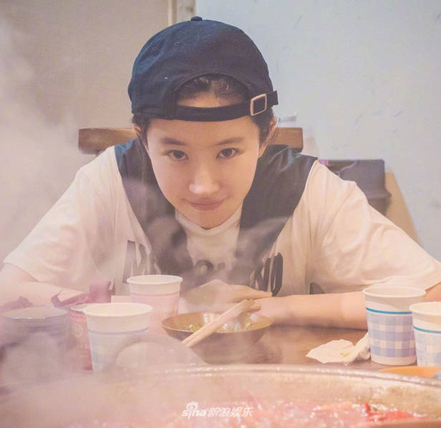 Ngôi sao 24/7: Phim ra mắt thất bại, Lưu Diệc Phi vẫn vô tư để mặt mộc đi ăn nhà hàng - 2