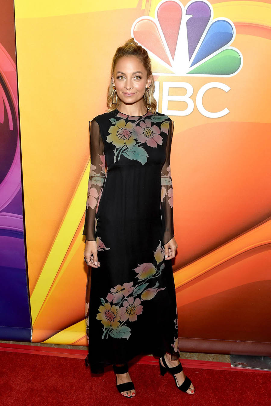 Sao mặc đẹp tuần: Mỹ Linh, Huyền My, Thùy Dung đồng loạt khoe amp;#34;vũ khí hái ra tiềnamp;#34; - 7