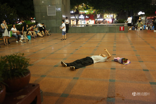 Quỳ gối, ôm chân bạn gái để tỏ tình, chàng trai vẫn bị từ chối phũ phàng vì nhà không có WC - 5