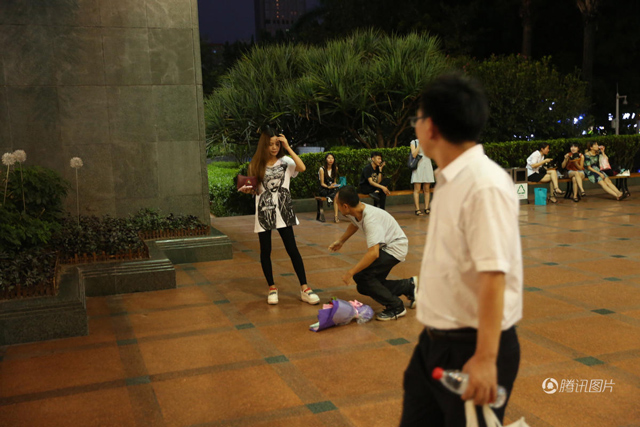 Quỳ gối, ôm chân bạn gái để tỏ tình, chàng trai vẫn bị từ chối phũ phàng vì nhà không có WC - 2