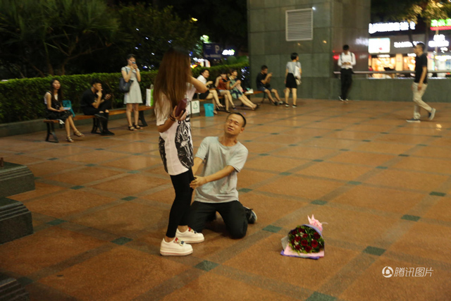 Quỳ gối, ôm chân bạn gái để tỏ tình, chàng trai vẫn bị từ chối phũ phàng vì nhà không có WC - 1