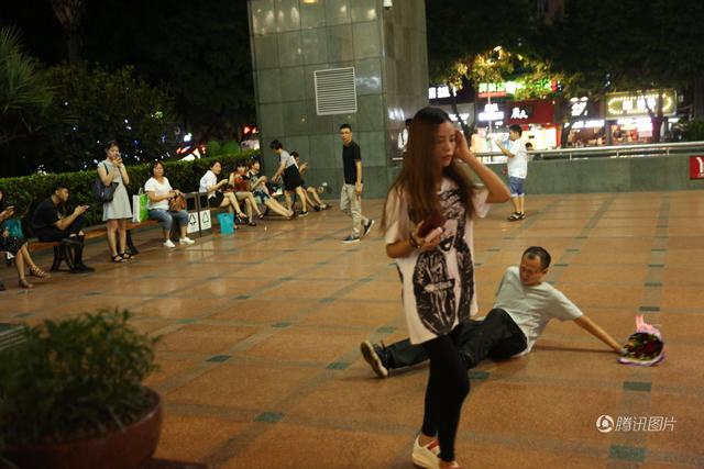 Quỳ gối, ôm chân bạn gái để tỏ tình, chàng trai vẫn bị từ chối phũ phàng vì nhà không có WC - 4