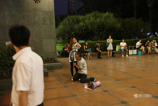 Quỳ gối, ôm chân bạn gái để tỏ tình, chàng trai vẫn bị từ chối phũ phàng vì nhà không có WC - 3