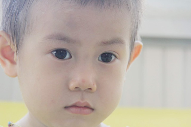 Bé trai kháu khỉnh bị bỏ rơi ở cổng BV Từ Dũ mếu máo khóc amp;#34;Con nhớ ba mẹ lắm!amp;#34; - 4