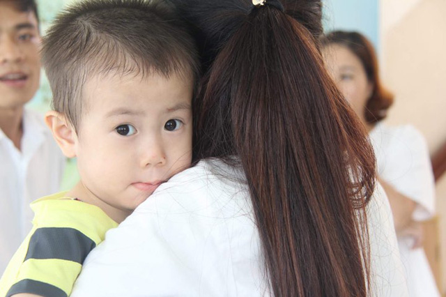 Bé trai kháu khỉnh bị bỏ rơi ở cổng BV Từ Dũ mếu máo khóc amp;#34;Con nhớ ba mẹ lắm!amp;#34; - 3