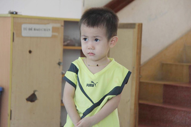 Bé trai kháu khỉnh bị bỏ rơi ở cổng BV Từ Dũ mếu máo khóc amp;#34;Con nhớ ba mẹ lắm!amp;#34; - 1