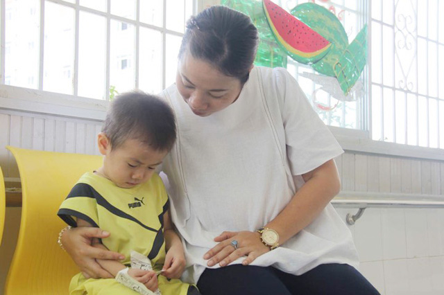 Bé trai kháu khỉnh bị bỏ rơi ở cổng BV Từ Dũ mếu máo khóc amp;#34;Con nhớ ba mẹ lắm!amp;#34; - 2