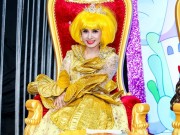 Làng sao - Việt Trinh "gây choáng" với hình ảnh vàng rực trên ghế giám khảo