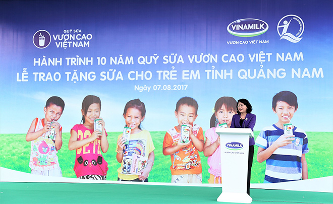 Quỹ sữa Vươn cao Việt Nam trao tặng 46.500 ly sữa cho trẻ em Quảng Nam - 1
