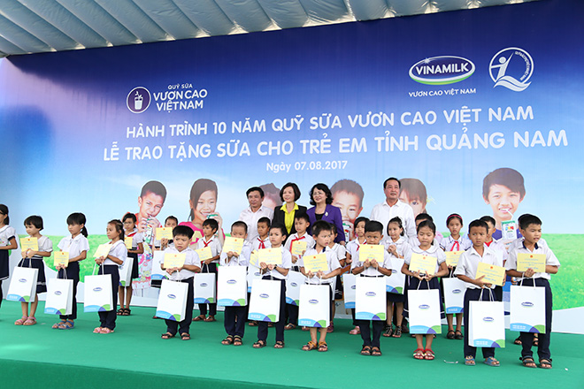 Quỹ sữa Vươn cao Việt Nam trao tặng 46.500 ly sữa cho trẻ em Quảng Nam - 7