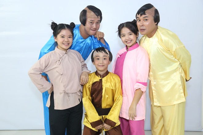 Việt Trinh amp;#34;gây choángamp;#34; với hình ảnh vàng rực trên ghế giám khảo - 16