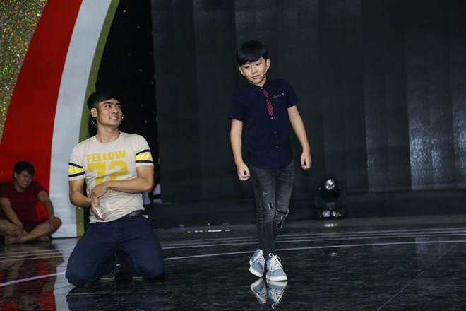 Việt Trinh amp;#34;gây choángamp;#34; với hình ảnh vàng rực trên ghế giám khảo - 11