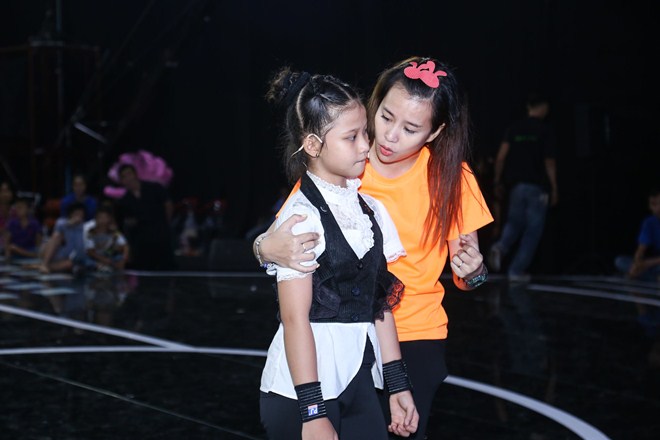 Việt Trinh amp;#34;gây choángamp;#34; với hình ảnh vàng rực trên ghế giám khảo - 7