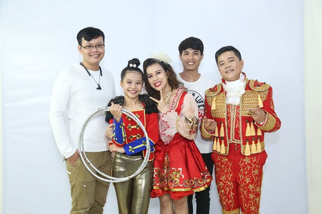 Việt Trinh amp;#34;gây choángamp;#34; với hình ảnh vàng rực trên ghế giám khảo - 15