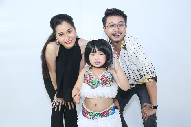 Việt Trinh amp;#34;gây choángamp;#34; với hình ảnh vàng rực trên ghế giám khảo - 17