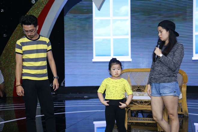 Việt Trinh amp;#34;gây choángamp;#34; với hình ảnh vàng rực trên ghế giám khảo - 10