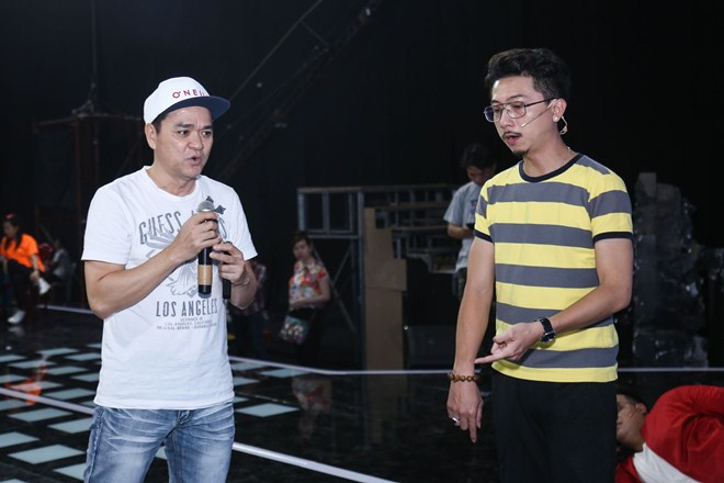 Việt Trinh amp;#34;gây choángamp;#34; với hình ảnh vàng rực trên ghế giám khảo - 9