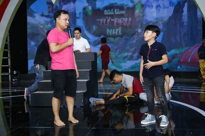 Việt Trinh amp;#34;gây choángamp;#34; với hình ảnh vàng rực trên ghế giám khảo - 12