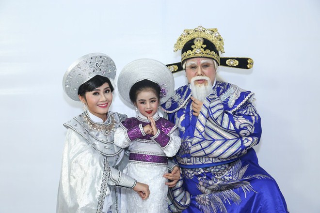 Việt Trinh amp;#34;gây choángamp;#34; với hình ảnh vàng rực trên ghế giám khảo - 18