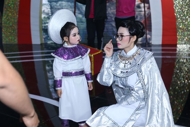 Việt Trinh amp;#34;gây choángamp;#34; với hình ảnh vàng rực trên ghế giám khảo - 13