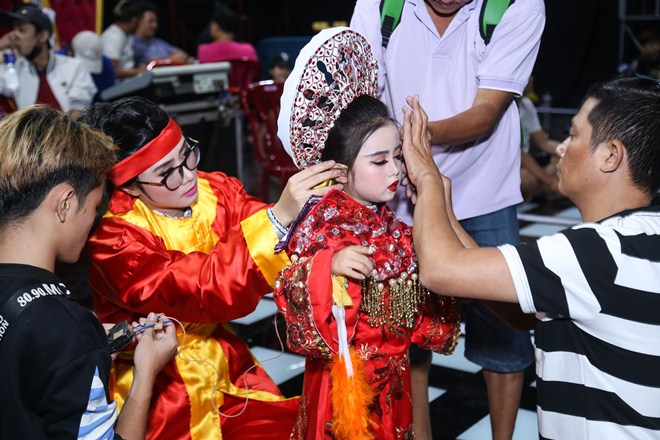 Việt Trinh amp;#34;gây choángamp;#34; với hình ảnh vàng rực trên ghế giám khảo - 14