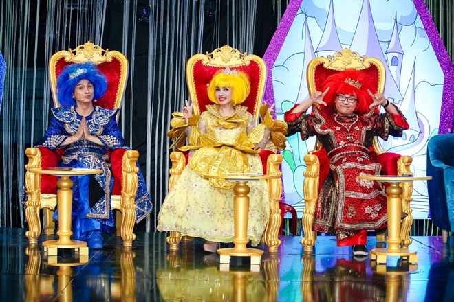 Việt Trinh amp;#34;gây choángamp;#34; với hình ảnh vàng rực trên ghế giám khảo - 4