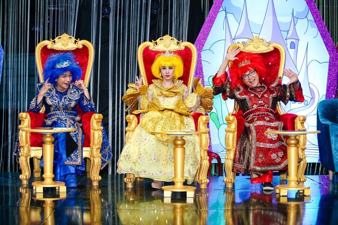 Việt Trinh amp;#34;gây choángamp;#34; với hình ảnh vàng rực trên ghế giám khảo - 5