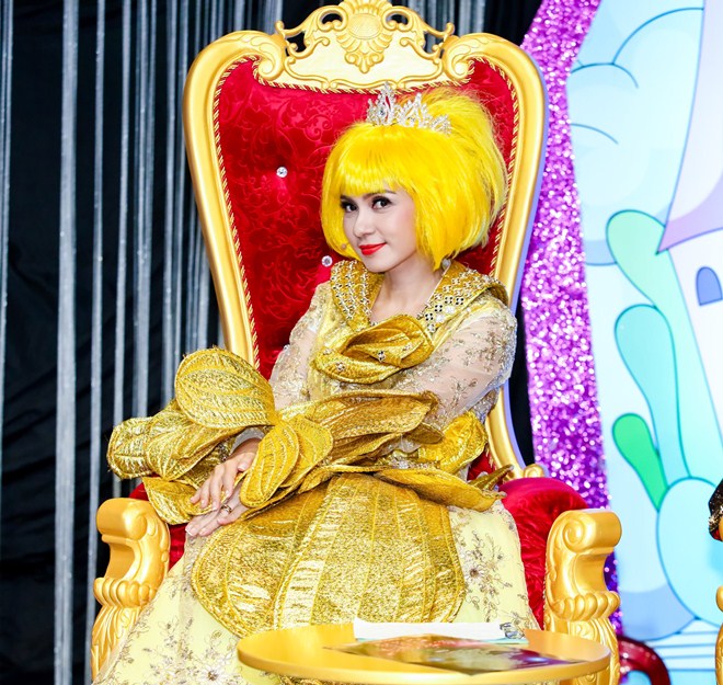 Việt Trinh amp;#34;gây choángamp;#34; với hình ảnh vàng rực trên ghế giám khảo - 1