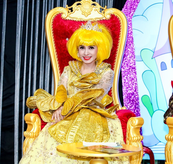 Việt Trinh amp;#34;gây choángamp;#34; với hình ảnh vàng rực trên ghế giám khảo - 2