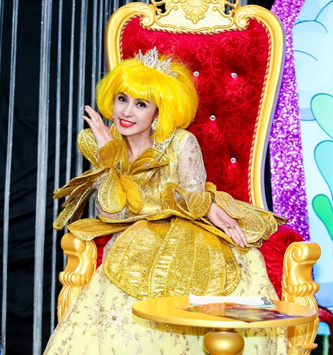 Việt Trinh amp;#34;gây choángamp;#34; với hình ảnh vàng rực trên ghế giám khảo - 3