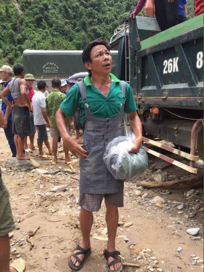 Dở khóc, dở cười dân vùng lũ quét ở Sơn La nhận đồ ủng hộ bikini, váy yếm - 2