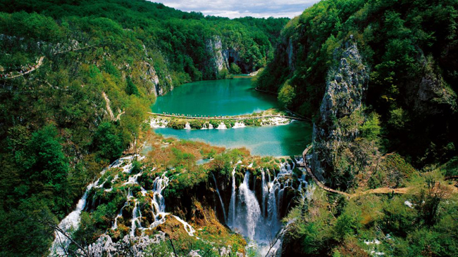 Vườn Quốc gia hồ Plitvice, Croatia: Được bao quanh bởi rừng sồi, linh sam và vân sam xanh tươi ngút tầm mắt, hệ thống 16 hồ xếp theo từng tầng trong Vườn Quốc gia hồ Plitvice, Croatia đổ xuống  các thác và hồ nhỏ phía dưới, nổi tiếng với màu sắc đặc biệt ấn tượng của làn nước trong veo: màu ngọc lam, ngọc lục, hoặc xám xanh.
