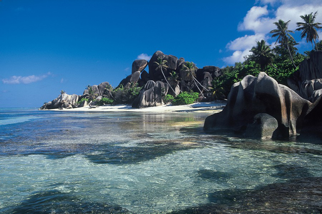 Đảo san hô Aldabra, Seychelles: Đảo san hô Aldabra không có người ở và hầu như không bị ảnh hưởng bởi con người, bao gồm bốn đảo nhỏ quanh một đầm nước nông rộng lớn, bao quanh bởi các rạn san hô tuyệt đẹp.
