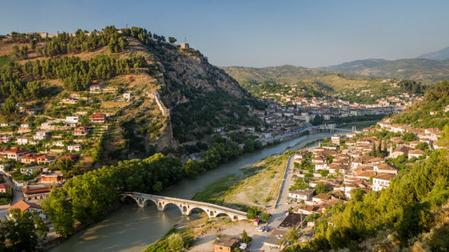 Albania: Nhiều du khách đã lựa chọn Croatia như một điểm đến mới nổi, nhưng Albania mới địa điểm ưa thích của những người có kinh phí eo hẹp. Quốc gia này nổi tiếng với công trình kiến trúc thời Ottoman và nhiều lựa chọn giải trí hấp dẫn. Giá thuê phòng gồm bữa sáng tại thủ đô Tirana khoảng 15 USD/đêm và suất ăn tại nhà hàng bình dân khoảng 5 USD.
