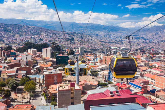 Bolivia: Quốc gia Nam Mỹ thu hút du khách với dãy núi Andes và sa mạc Atacama cùng rừng nhiệt đới Amazon. Chi phí du lịch tại thành phố La Paz cũng tương đối rẻ, với giá thuê phòng khoảng 17 USD/đêm bao gồm bữa sáng và wi-fi miễn phí. Các nhà hàng với suất ăn cố định có giá từ 2 đến 3 USD.
