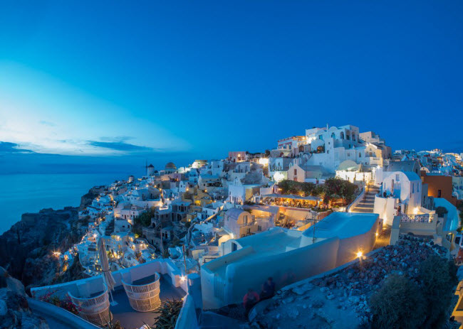 Hi Lạp: Bên cạnh những hòn đảo tuyệt đẹp, Hi Lạp cũng được biết tới là địa điểm du lịch có chi phí tương đối thấp. Tại đảo Santorini, giá phòng nghỉ chỉ từ 14 USD/đêm và bữa tối tại nhà hàng bình dân khoảng 17 USD/suất. Nếu thưởng thức tại quán ăn nhanh, du khách chỉ tốn khoảng 5 USD/suất.
