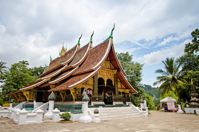 Lào: Nổi tiếng với những dãy núi hùng vĩ, các công trình kiến trúc thời Pháp thuộc, dân tộc thiếu số và các ngôi chùa đạo Phật, Lào là quốc gia Đông Nam Á mà du khách có thể khám phá với 20 USD/ngày.

