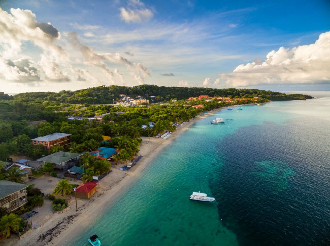 Roatán, Honduras: Hòn đảo Roatán được coi là thiên đường của những người yêu biển và đại dương. Chi phí sinh hoạt ở đây tương đối rẻ khiến nhiều du khách ngạc nhiên. Giá phòng nghỉ chỉ từ 10 USD/đêm và bạn có thể tự nấu ăn trong bếp của khách sạn để tiết kiệm tiền.
