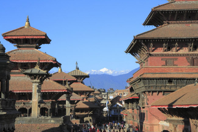 Nepal: Nepal có nhiều phong cảnh thiên nhiên tuyệt đẹp, nhưng đây lại là một trong những quốc gia kém phát triển nhất thế giới. Giá phòng tại khách sạn Shangrila Boutique ở thủ đô Kathmandu chỉ khoảng 9 USD/đêm, bao gồm bữa sáng và wi-fi miễn phí. Bạn có nhiều lựa chọn cho đồ ăn giá rẻ tại nhà hàng như Fren's Kitchen và Yangling Tibetan.
