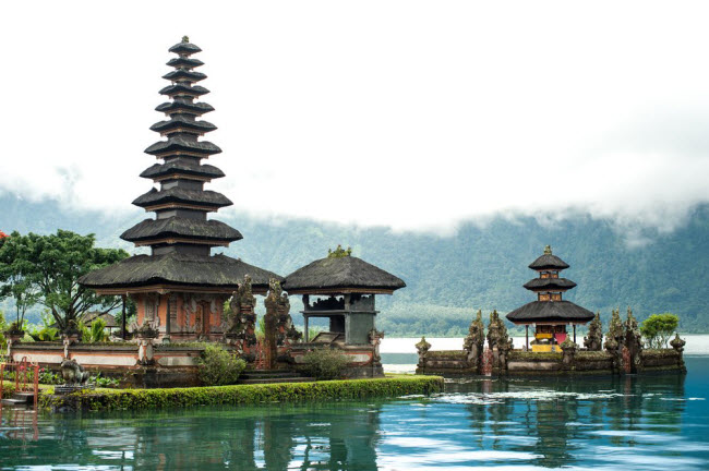 Indonesia: Với hàng nghìn hòn đảo, Indonesia là điểm du lịch hấp dẫn dành cho những du khách ba lô. Giá phòng tại Maya Village Bali chỉ từ 5 USD/đêm bao gồm cả bữa sáng và wi-fi miễn phí. Đối với đồ ăn, Stewart cho biết mì và cơm được bán ở Bali với giá từ 2 đến 3 USD/đĩa.
