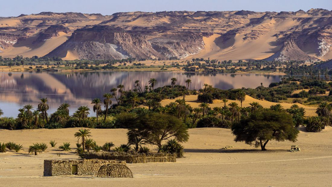 Vùng hồ Ounianga, Chad, Châu Phi: Hệ thống 18 hồ nước Ounianga nối với nhau ở Chad, Châu Phi ẩn mình giữa những hàng cọ, cồn cát và đá sa thạch khổng lồ. Một số hồ mặn đến mức những tảng đá ở ven bờ phủ trên mình một lớp tinh thể muối trắng, tương phản với làn nước xanh thẳm.
