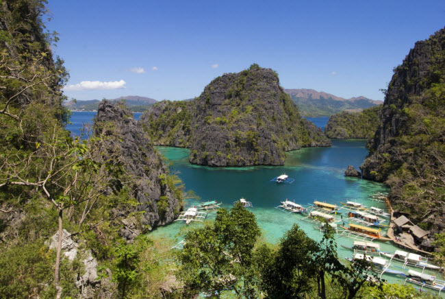Đảo Coron, Philippines: Hòn đảo nổi tiếng với những bãi biển đẹp. “Nơi đây có nhiều hồ nước trong xanh và bãi biển đẹp”, Katharine Cortes, người sáng lập blog Tara Lets Anywhere, đánh giá. “Giá phòng chỉ từ 10 đến 12 USD/đêm, trong khi suất ăn chỉ khoảng 1 đến 2 USD”.
